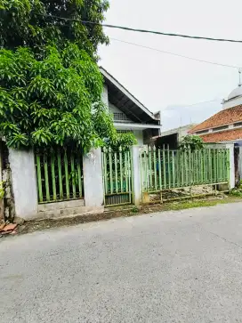DIJUAL RUMAH DI PINGGIR JALAN TANAH LUAS