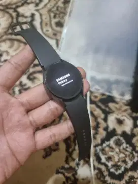 Samsung smart watch 4 (40mm) unit + charger