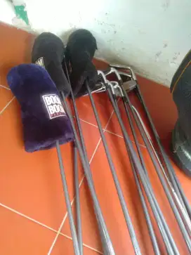 Jual stikgolf ada 13batang merk link +tas golf masih bagus.