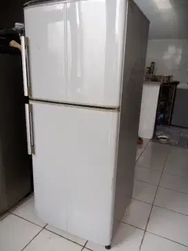 Kulkas 2 pintu Sanyo