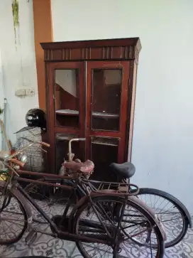 Lemari antik kuno