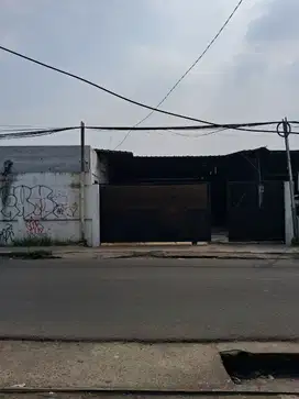 Gudang atau ruang usaha strategis dan luas. pinggir jalan raya utama