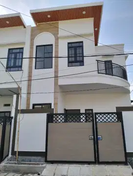 Rumah 2 lantai cantik hook perum belakang Superindo merr