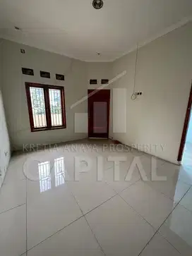 RUMAH HUK 1,5 LANTAI TENGAH KOTA ROW JALAN LEBAR BANGET DI AREA KURDI