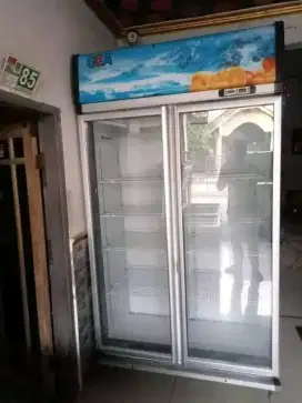 showcase 2 pintu merek Gea kapasitas 1050
