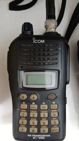 Di jual 2 pcs Radio HT icom IC-v85