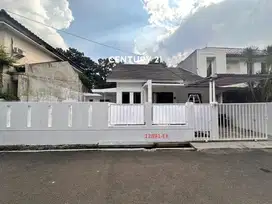 Disewakan  Rumah Satu Lantai Halaman Luas Di Bintaro Jaya Sektor
