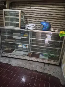Etalase kaca untuk usaha