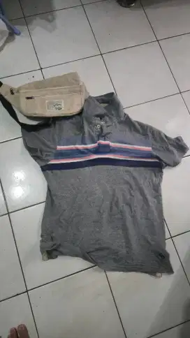 Sepasang kaus kerah dan tas pinggang