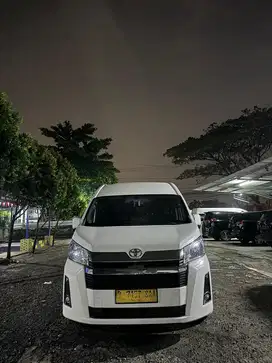 Sewa Hiace Premio Nyaman & Lega | Cocok Buat Wisata Keluarga
