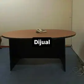 Meja oval untuk meja makan