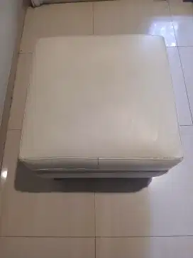 Sofa stool kulit imitasi putih gading