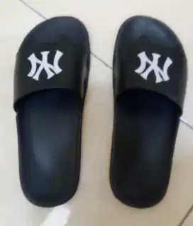 Selop Casual warna hitam logo NY - Size 39 - NO MINUS