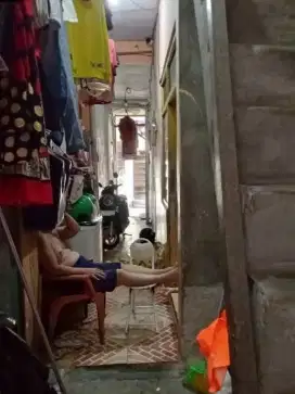 Di jual rumah tipe petakan 3 lantai surat SHM sertifikat 240juta Net.