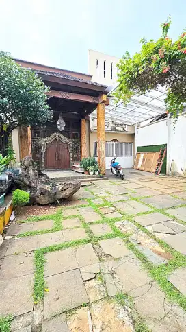 Rumah bagus ada kolam renang