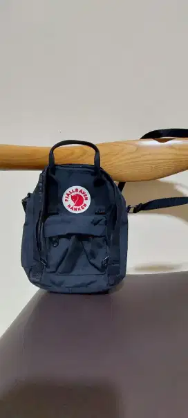 Tas kecil selempang Fjallraven Kanken hitam