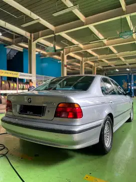 BMW E39 528i LOW KM
