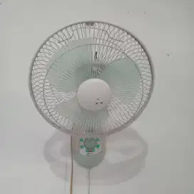 Kipas angin dinding Maspion.