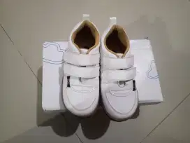 Sepatu anak kondisi baru ukuran 29