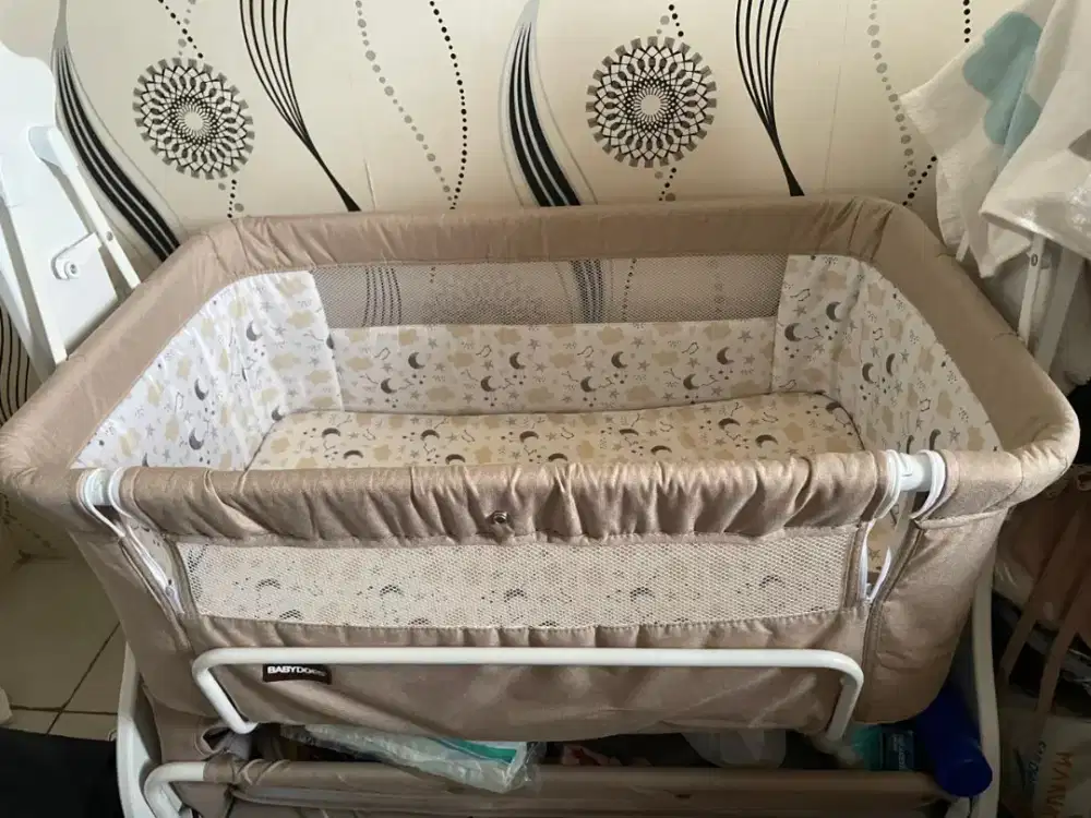 Tempat tidur bayi