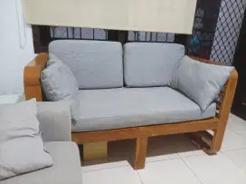 Sofa kayu dan dudukan busa