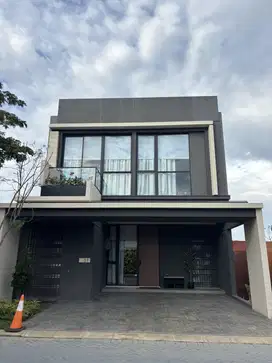 Rumah 2 Lantai dengan Kolam renang lokasi di tengah kota