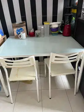Meja makan dengan 4 kursi