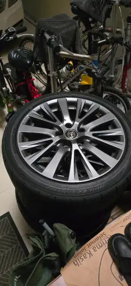 Velg Ex Alphard/Vellfirepcd 5 × 114,3  ring 18 + Ban Dunlop
