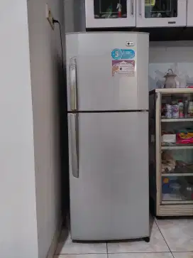 Dijual kulkas 2 pintu merk LG,murah,bagus