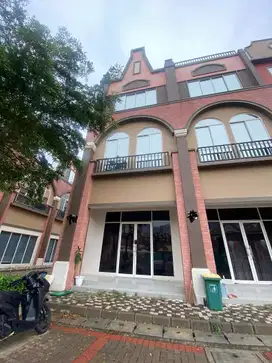 Disewakan Ruko Lariviera Hoek row jalan lebar