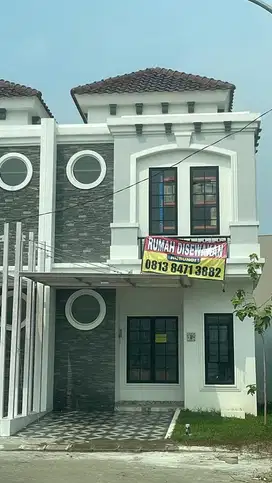 DISEWAKAN TAHUNAN . RUMAH BARU , BERSIH , DAN MEWAH