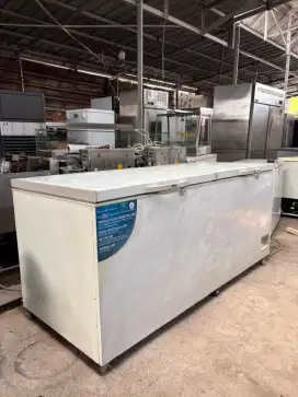 Freezer Box 
Chest Freezer 
Merk GEA
Kapasitas 865 liter