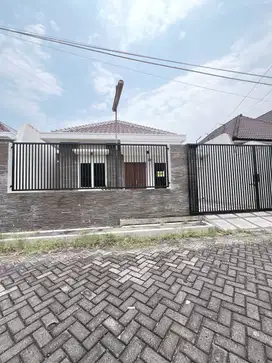 Dijual rumah 1 lantai siap huni tengah kota surabaya manyar tompotika