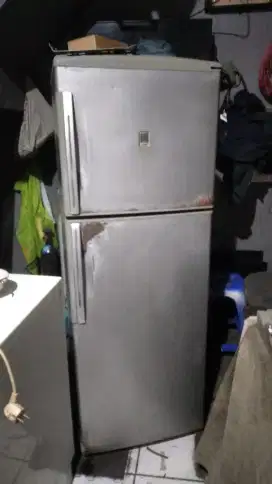 Kulkas 2 pintu Sanyo normal cepet beku