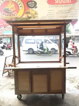 Gerobak kayu dan kaca