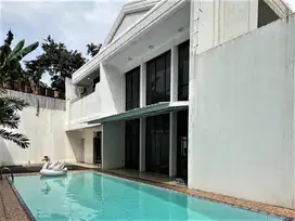Rumah Besar Siap Huni di Mampang Prapatan, Jakarta Selatan