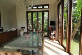 JUAL CEPAT RUMAH HUUK MEWAH MINIMALIST DAN ART DESIGN SANGAT BAGUS
