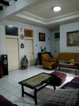 Di Jual Rumah Asri Strategis 2 Lantai Margahayu Raya