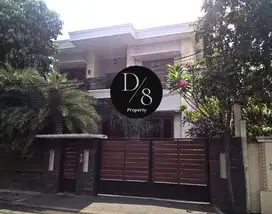 Rumah di Menteng. LT.720/LB.1200. 5BR. 5Bath. Harga 60M.