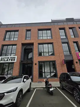 Ruko Lift Winona Weston Lane Hadap Jalan di Seberang Lloyd Alam Sutera