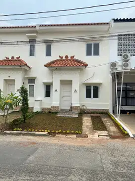Rumah 2 Lantai di Taman Ubud Permata Timur
