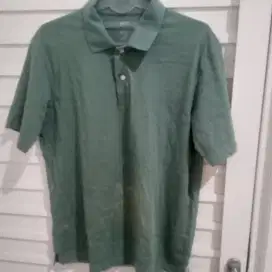 Kaos kerah pria ukuran M, merk Uniqlo