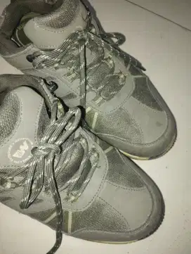 Sepatu Running Weinbrener
