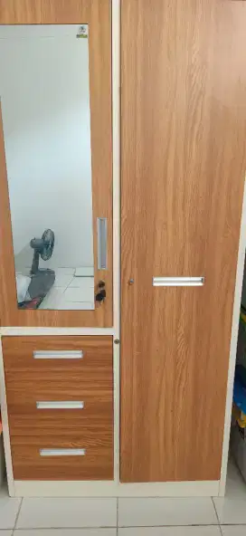 Lemari baju besi