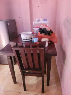 Meja Makan dan 4 kursi