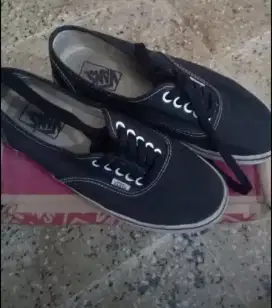 Dijual sepatu sneakers Vans Authentic black and white kW premium