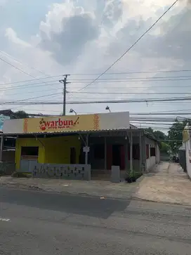 Rumah dan kios pinggir jalan utama mijen