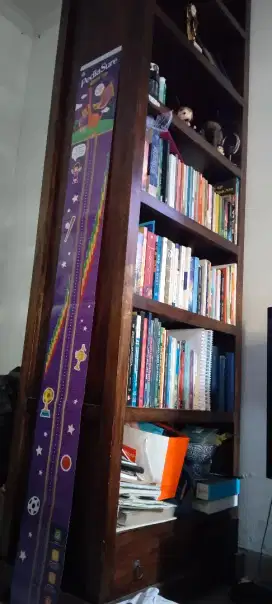Rak buku kuat kokoh 7 ruang kayu trembesi
