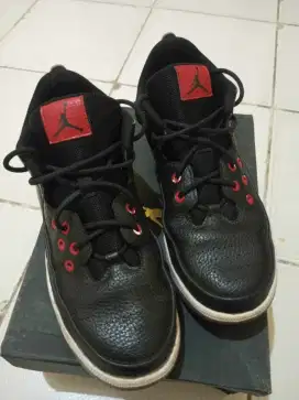 Jordan max aura 5 black gym red white (grade school)