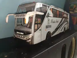 Miniatur bus Rosalia indah skala 1:18
